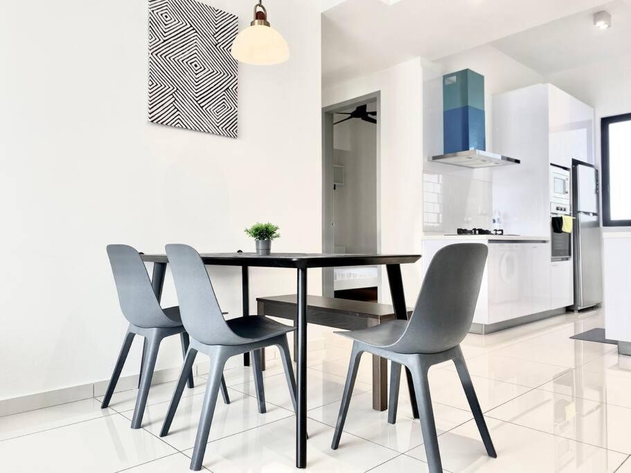 Beacon Executive #minimalist #skypool #georgetown #6pax #2br 2bath #3 Queen #quality Well Maintained #private Host * George Town