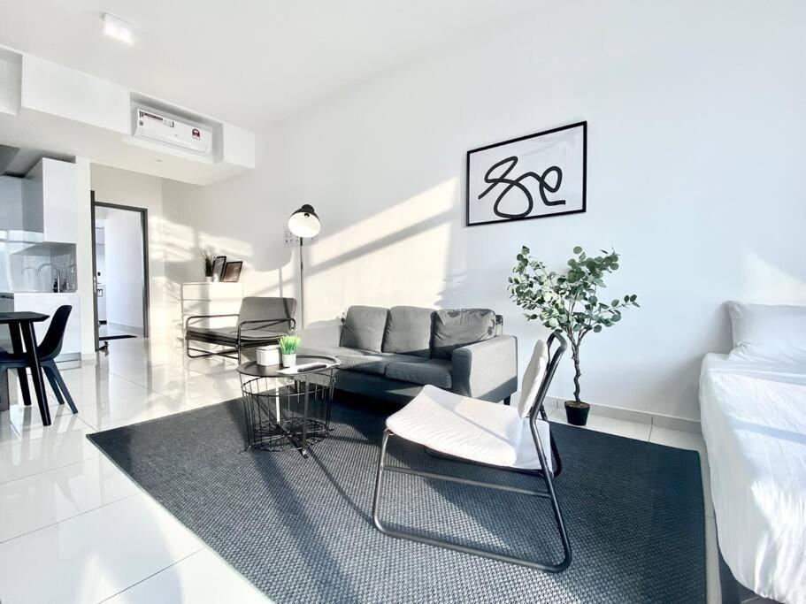 Beacon Executive #minimalist #skypool #georgetown #6pax #2br 2bath #3 Queen #quality Well Maintained #private Host George Town
