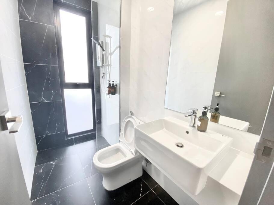 Beacon Executive #minimalist #skypool #georgetown #6pax #2br 2bath #3 Queen #quality Well Maintained #private Host Apartment George Town