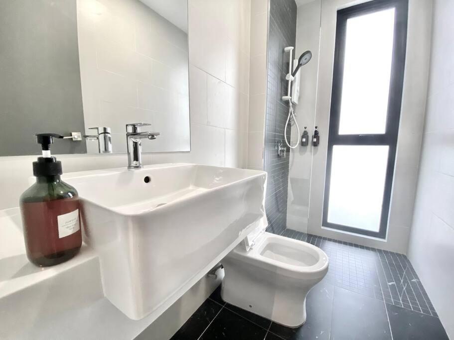 Beacon Executive #minimalist #skypool #georgetown #6pax #2br 2bath #3 Queen #quality Well Maintained #private Host * George Town