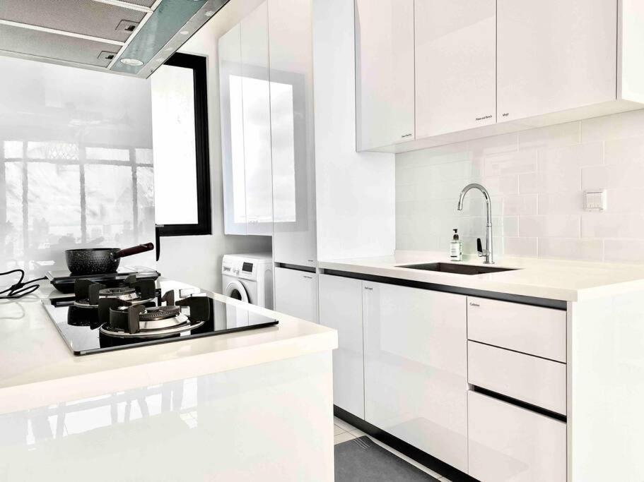 Beacon Executive #minimalist #skypool #georgetown #6pax #2br 2bath #3 Queen #quality Well Maintained #private Host Apartment George Town