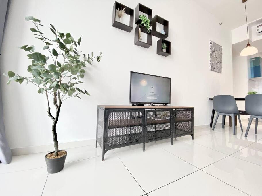 Beacon Executive #minimalist #skypool #georgetown #6pax #2br 2bath #3 Queen #quality Well Maintained #private Host * George Town